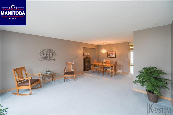 Property 87 Willow Avenue East img1