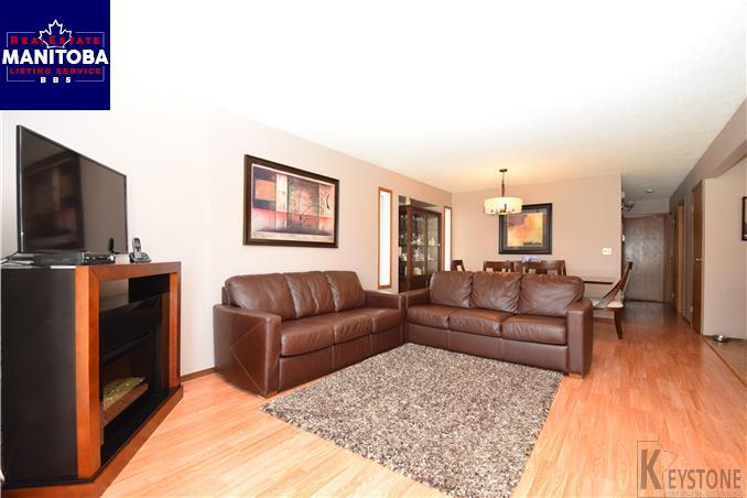 Property 114 Pinetree Crescent img1
