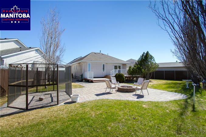 Property 118 Pinetree Crescent img1