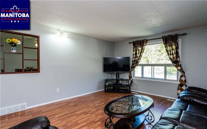 Property 76 Nicholson Cr img1