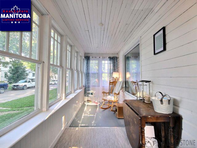 Property 402 Victoria Ave img1