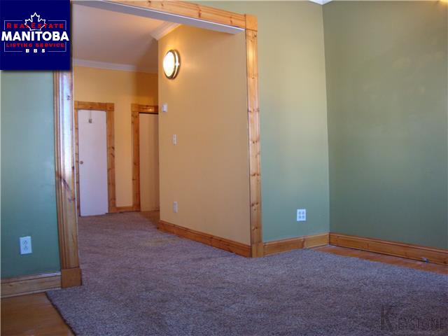 Property 844 Mccalman Ave W img1