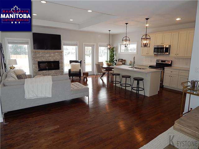 Property 693 Papillon Dr img1