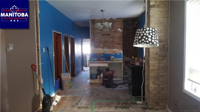 Property 907 Strathcona St img1