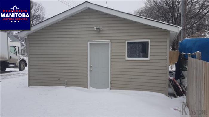 Property 687 Garfield St N img1