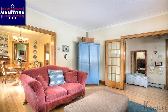 Property 220 Garfield St S img1