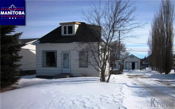 71 Railway Ave N