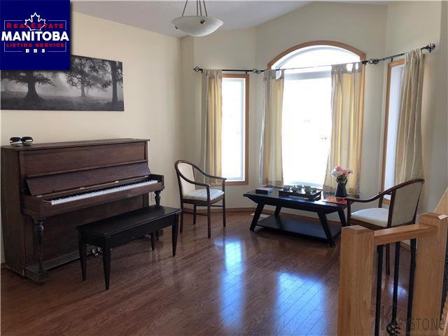 Property 99 Kingfisher Cr img1