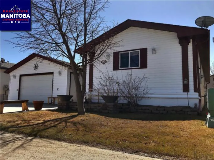 11 Country Club Dr, Sanford