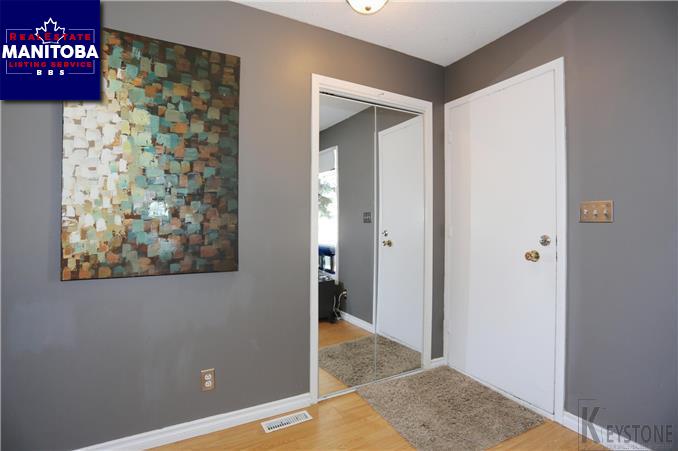 Property 74 Robertson Cr img1