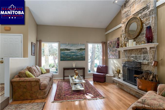 Property 25 Carlotta Cr S img1