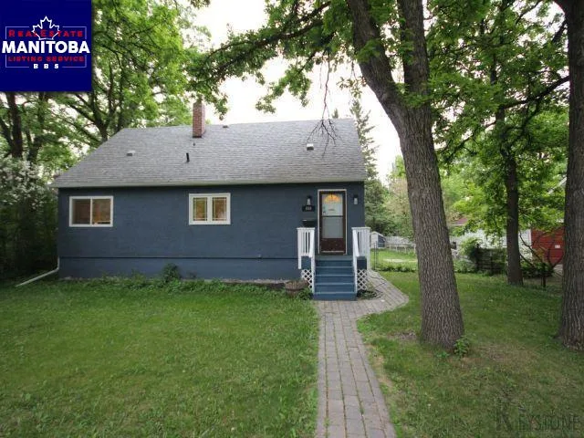 856 North Dr, Winnipeg
