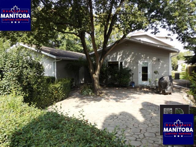 Property 128 Centre Ave W img1