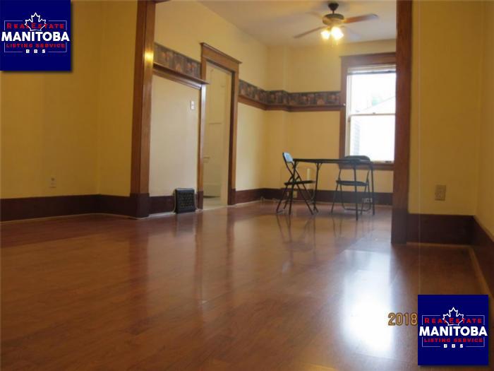 Property 417 Simcoe St img1