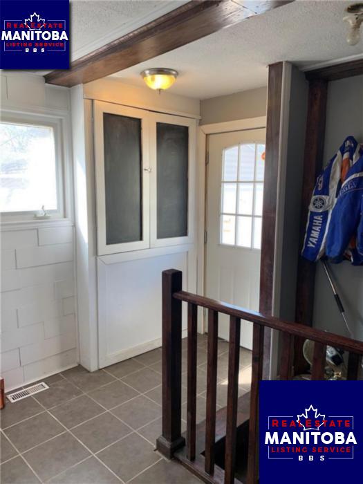 Property 128 Kennedy St E img1