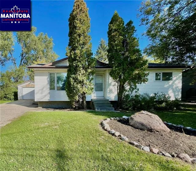 253 Montreal Avenue W, Morris