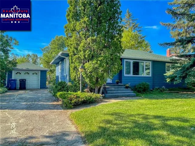 121 Davidson Avenue W, Dauphin
