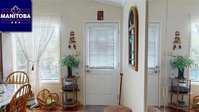10 Middle Drive, Winnipeg Beach