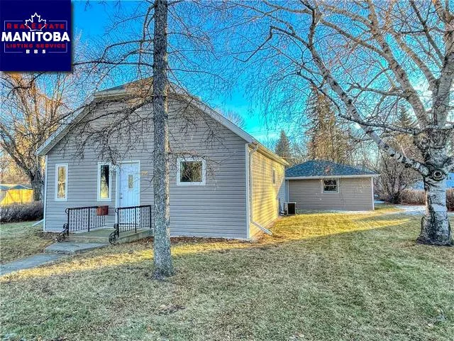 205 Davidson Avenue W, Dauphin